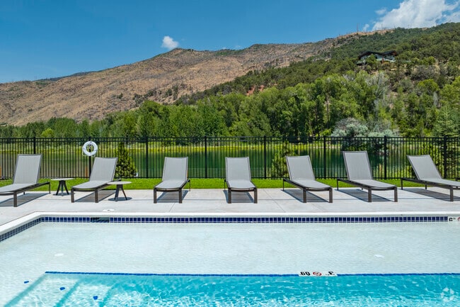 Piscina frente al lago