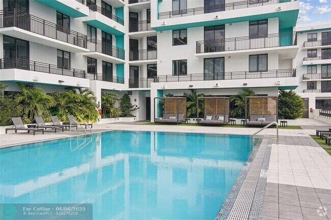 Building Photo - 2001 Hollywood Blvd Rental