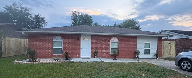 Building Photo - 908 N Clark Ln