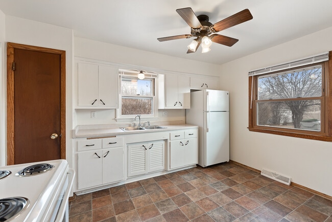 Building Photo - 3622 S 77th St