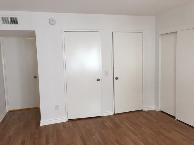 Photo - 8735 Variel Ave Unidad 104 Rental