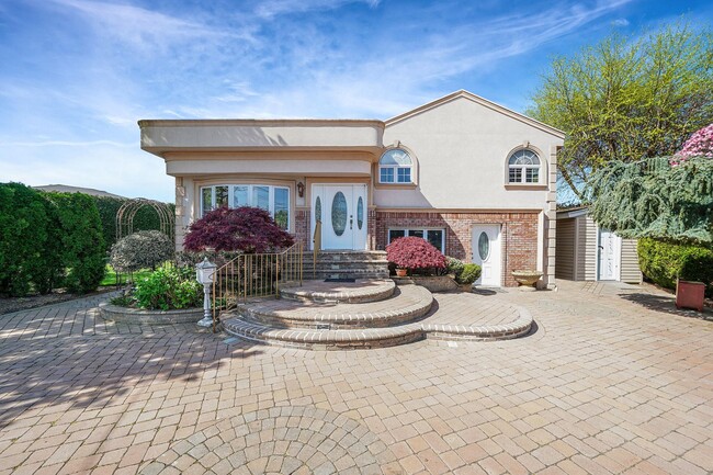 Photo - 1072 Hicksville Rd House