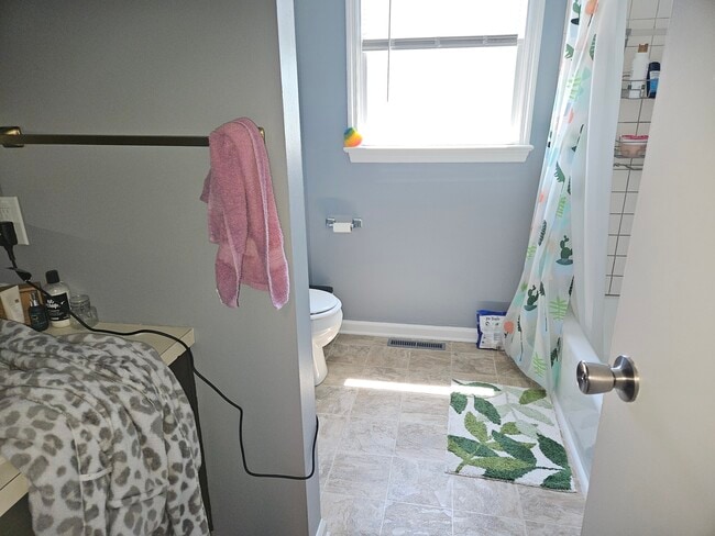 Bath - 939 Meadowlark Dr
