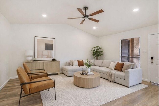 Photo - 1402 Waterloo Tr