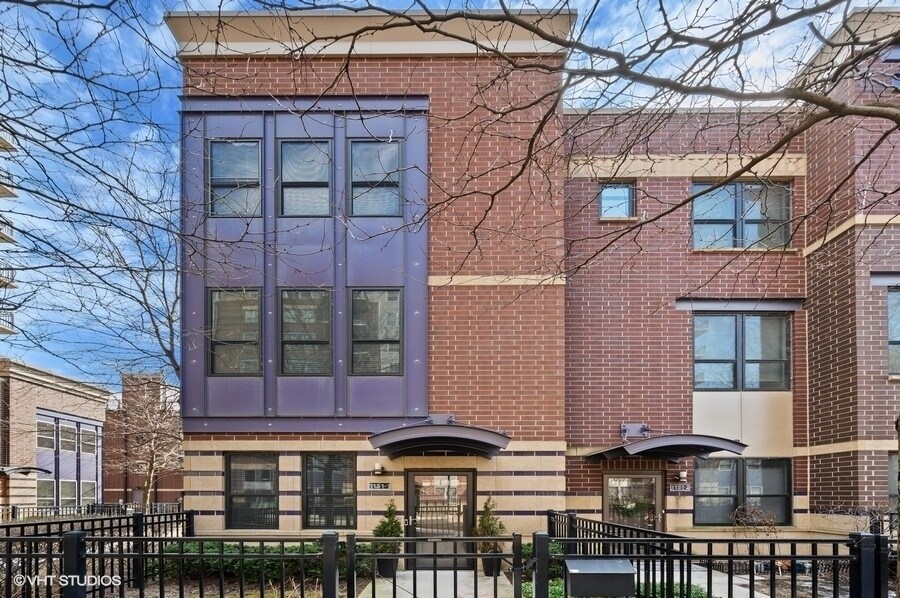 Front on - 1151 N Hudson Ave Townhome