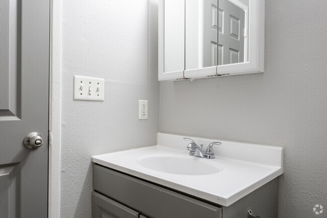 2HAB, 2BA - 825ft²