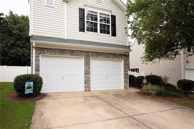 Building Photo - 312 Pieris Dr