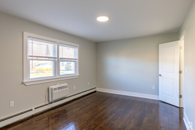 1BR, 1BA - 550SF