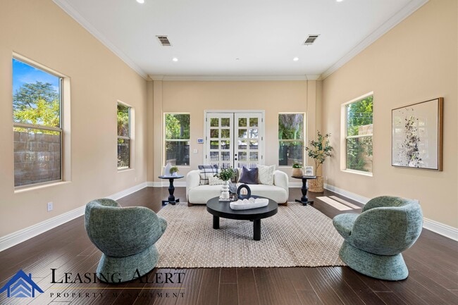 Photo - 5011 Hayvenhurst Ave