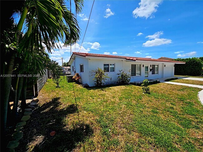 Photo - 1430 NE 53rd Ct