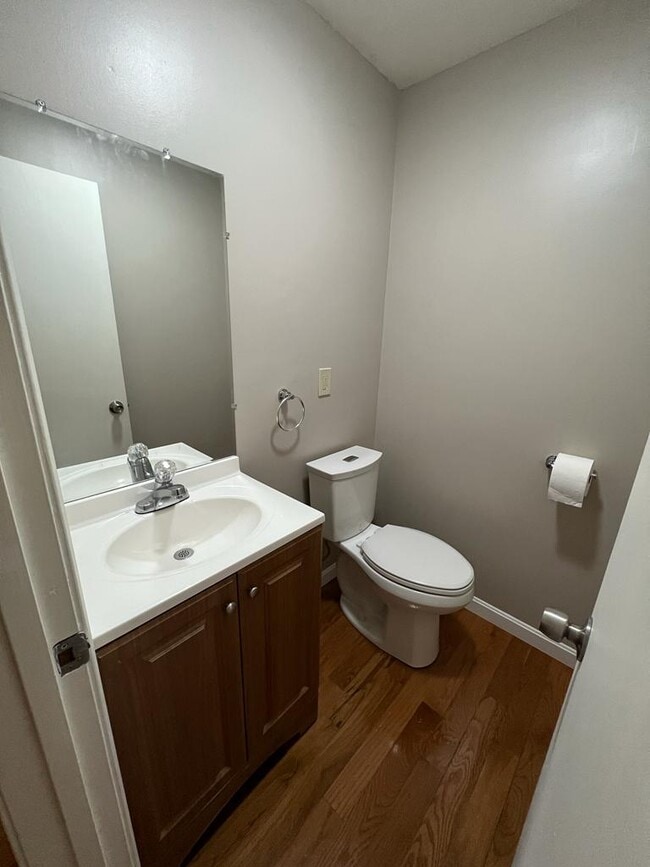 medio baño en la planta principal - 220 Mascoma St Unidad 54
