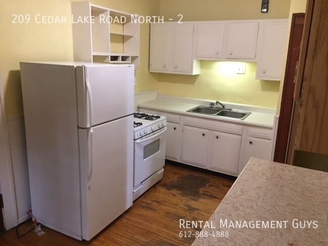 Building Photo - 209 Cedar Lake Rd N Unit 2 Rental