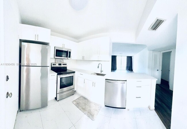 Building Photo - 1401 NE 191st St Unit D207