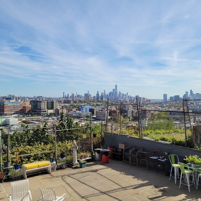 Photo - 1306 Manhattan Ave Unidad BR