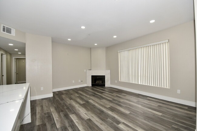 Stunning 2Bed with 1Attached Car Garage