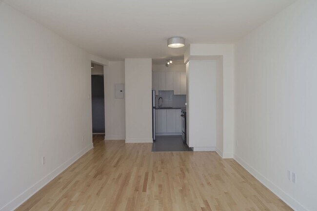 Building Photo - 4570 Chem. Queen Mary Unit 108