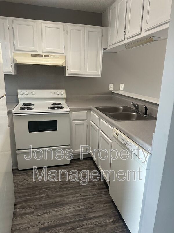 Photo - 307 Country Club Dr NE