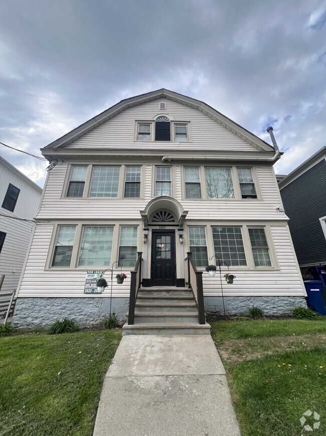 Building Photo - 1009 Madison St Rental