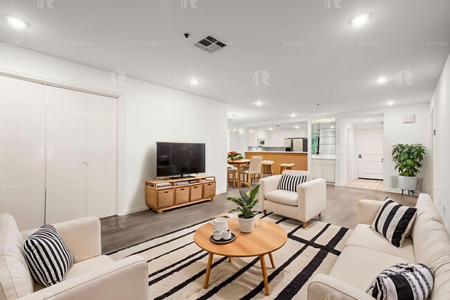 (Ellie:B) Promenade West – Unit #208 - (Ellie:B) Promenade West – Apartment Unit #208 Unit 880 #208