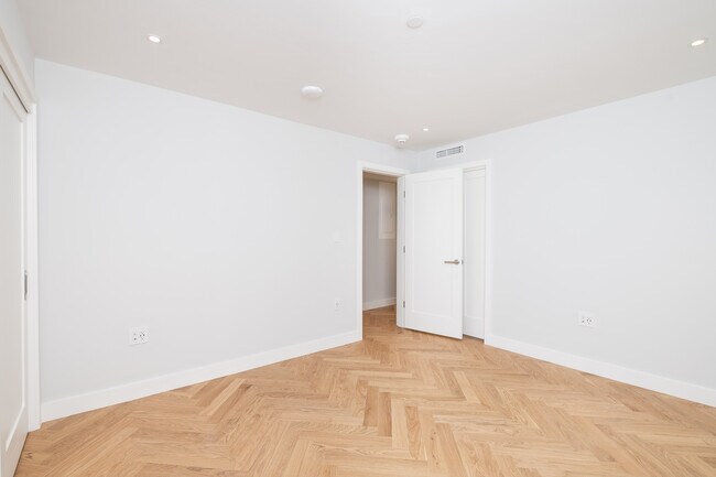 Photo - 10 Commonwealth Ct