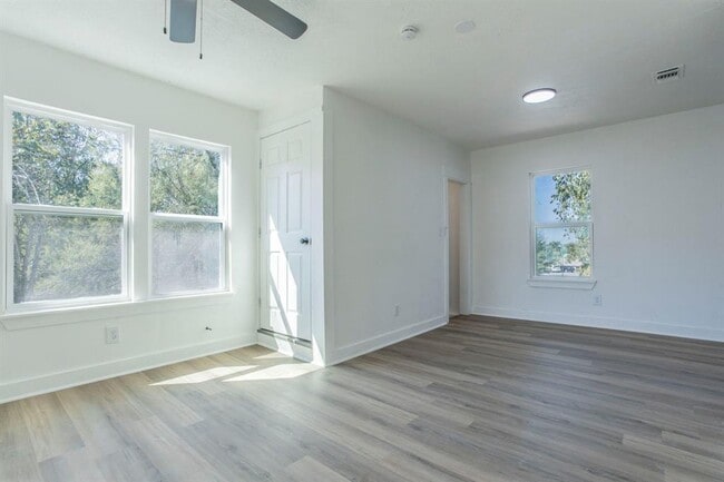 Photo - 2215 N Elmendorf St Casa