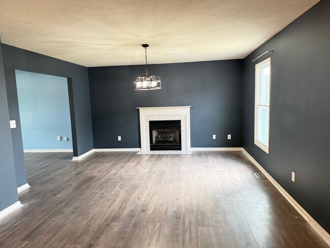 Building Photo - Beautiful townhouse in Normal, extremely convenient location