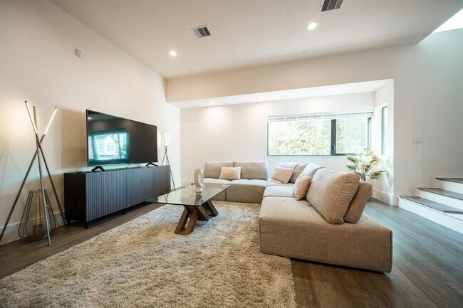 Photo - 2212 Francis St