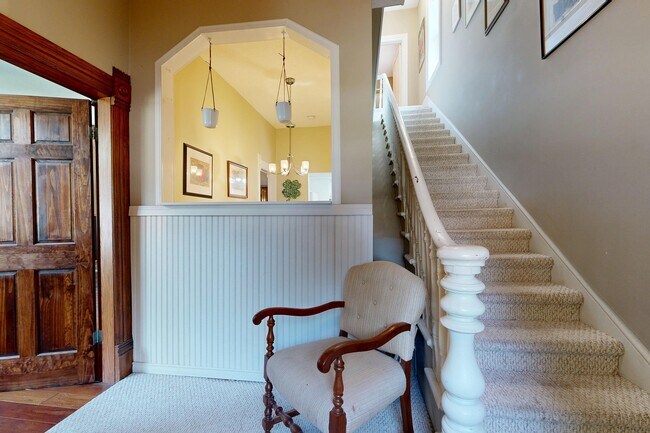 Photo - 103 Bruce St S