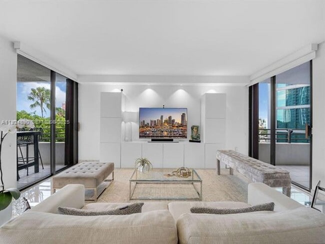 Building Photo - 151 SE 15th Rd Unit 151 SE 15th Rd  501