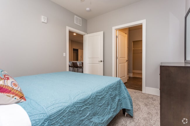 2BR, 2BA - 951 SF