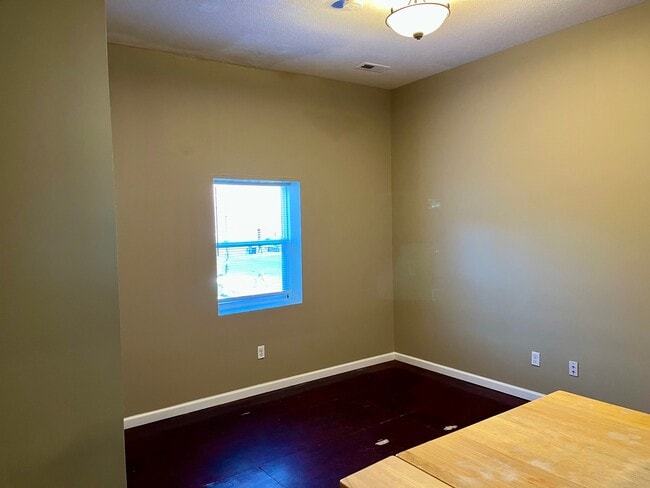 Photo - 105 W Market St Unit 2