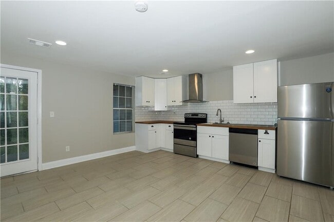 Photo - 6581 Wellington Square