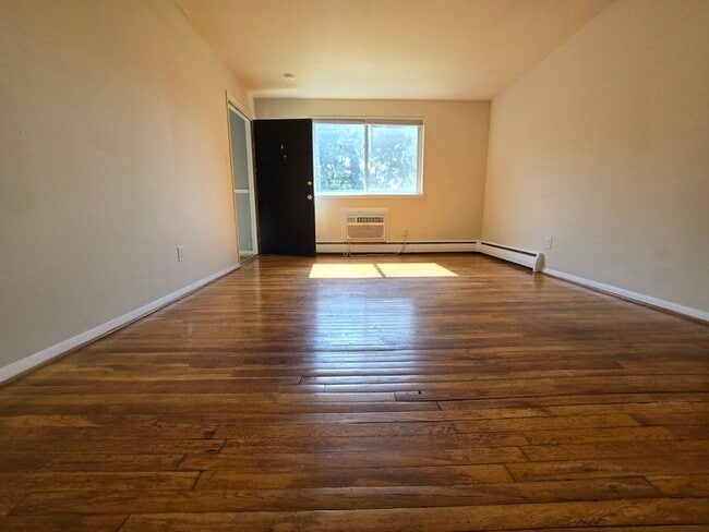 Photo - 3212 Ellwood Ave Unidad D