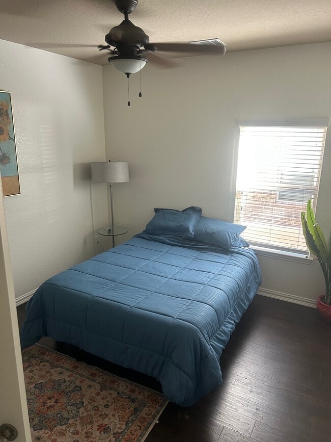 Photo - 724 Decathlon St