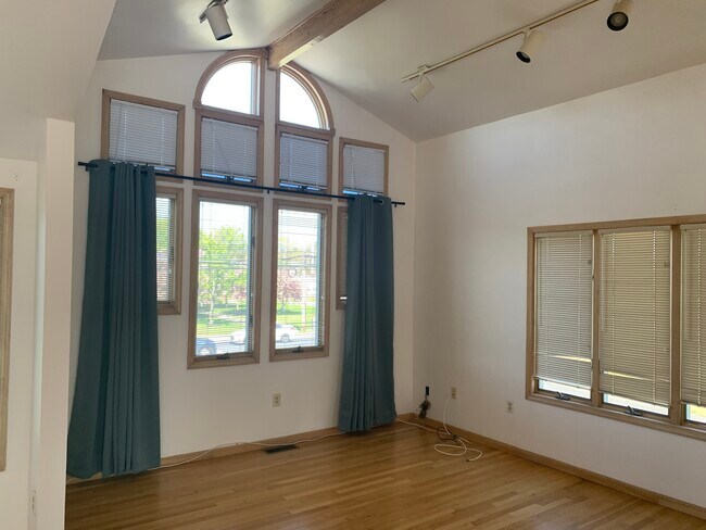 Photo - 227 N Main St Unidad Above Salon