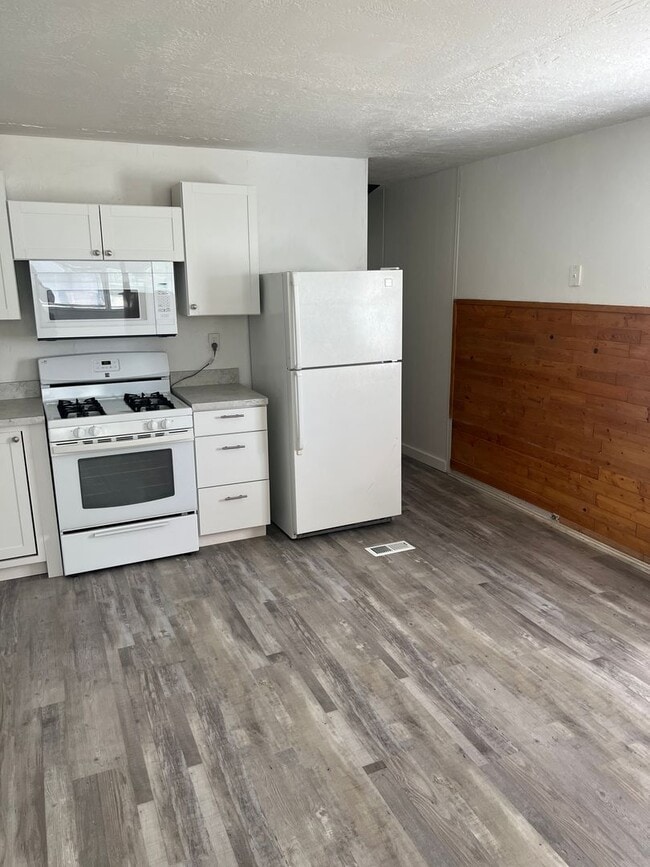Photo - 2 bed, 1 bath Manufactured Home in the Mill Hollow Community!