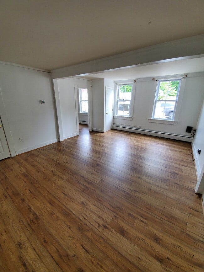 Photo - 145 King George St