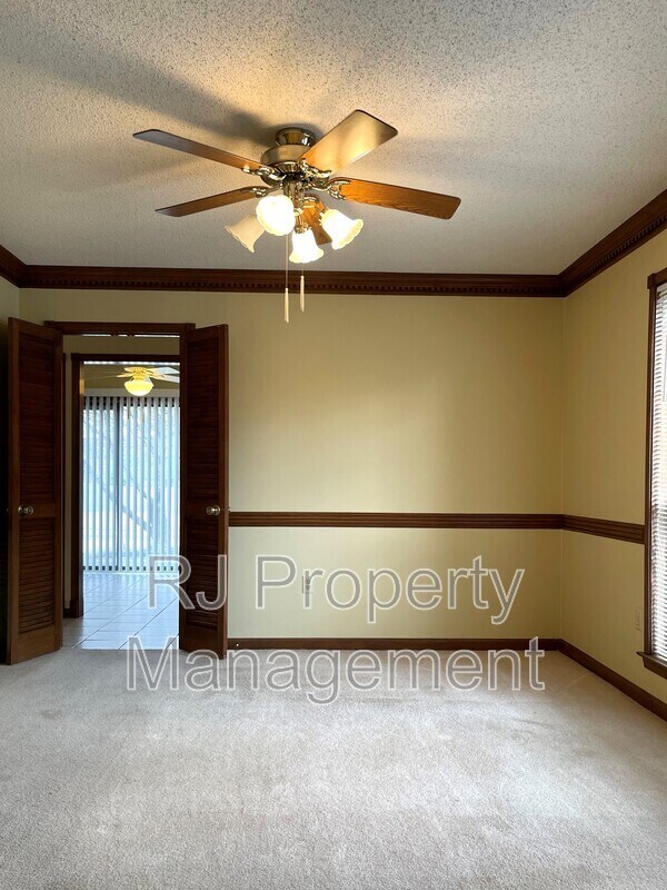 Photo - 421 Griffon Dr