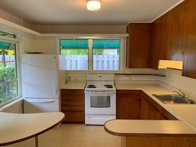 Building Photo - Sustainable Coastal Lifestyle: 2BR House with PV Solar Near Beach