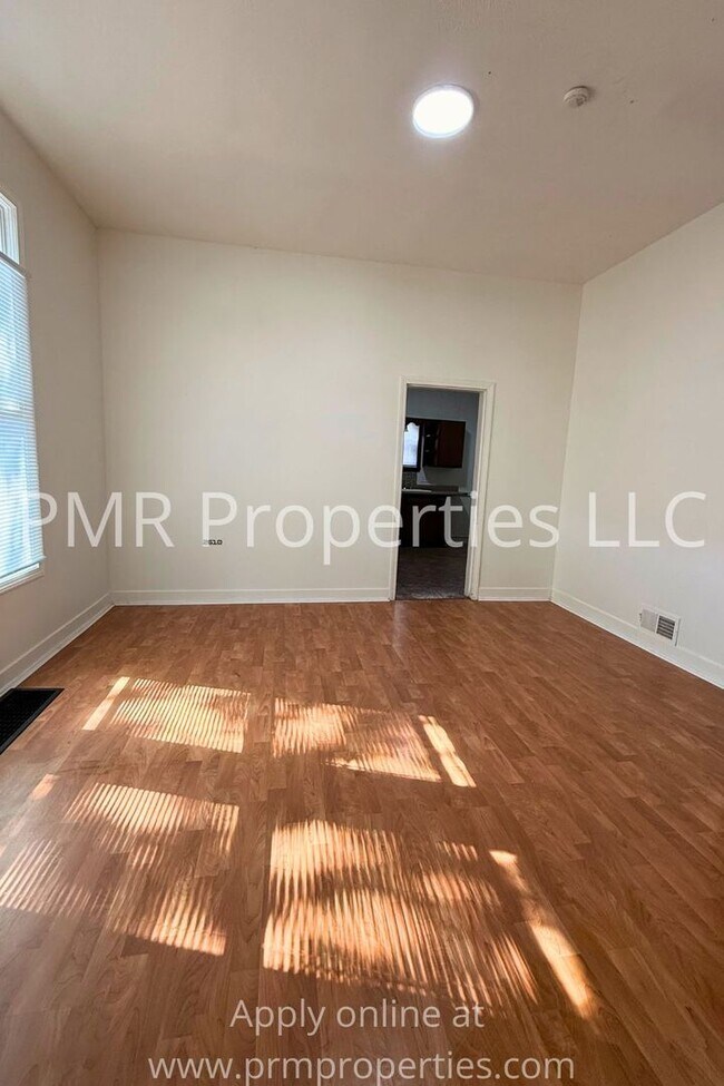 Building Photo - 2 Bedroom/ 1 Bathroom House