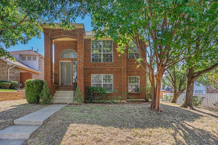 588 Lake Forest Dr