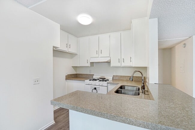 Photo - 3685 Watseka Ave Unit 102