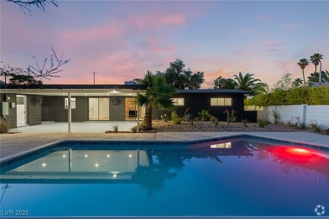 Building Photo - 548 E Oakey Blvd Rental
