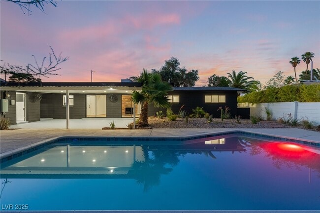 Photo - 548 E Oakey Blvd Casa