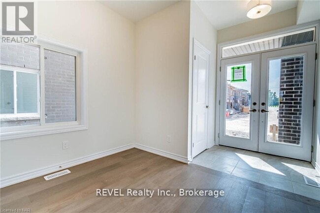 Photo - 77 Renfrew Trl