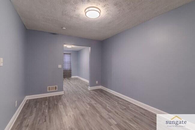 1504 Elrino St