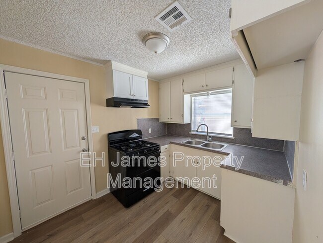 Photo - 28 W 27th St N