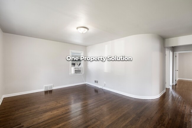 Photo - 5043 Washington St