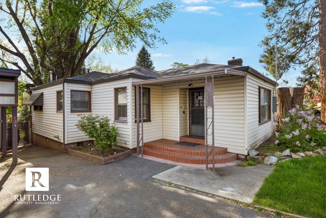 Building Photo - 2 Bed / 1 Bath Home with Large Deck