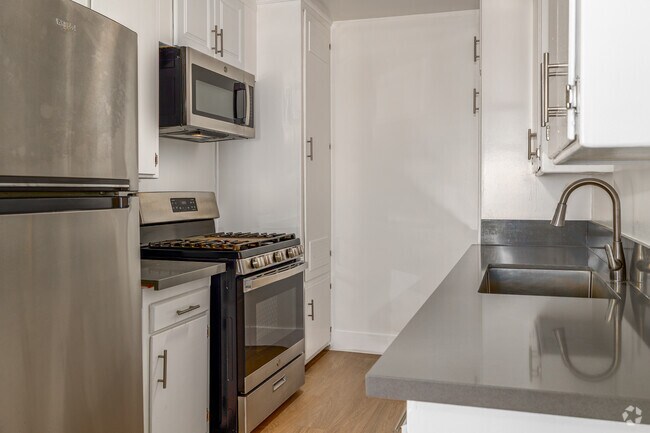 1BR, 1BA - 500SF - Kitchen